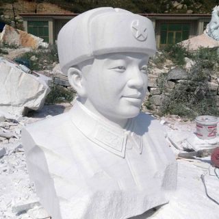 雷鋒雕塑和雷鋒精神的簡(jiǎn)單介紹