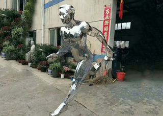 不銹鋼人物雕塑的藝術特點