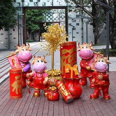 商業(yè)街?jǐn)[放一群招財進寶玻璃鋼牛雕塑