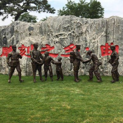 玻璃鋼仿銅人物，八路軍和鄉(xiāng)親握手的景觀擺件
