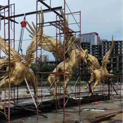 金色馬群，帶翅膀的飛馬雕塑