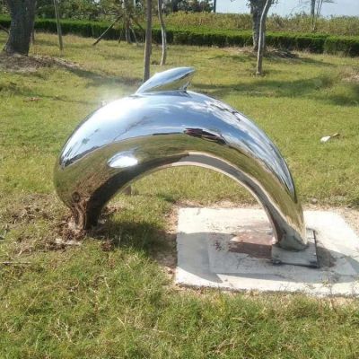 鏡面不銹鋼海豚，園林草坪躍出地面，鉆入地底的海豚