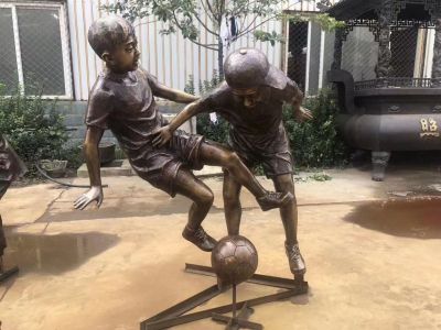 鑄銅踢球小孩子，校園運(yùn)動(dòng)人物雕塑擺件