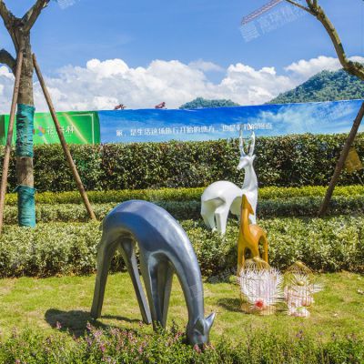 玻璃鋼抽象鹿雕塑，小區(qū)園林抽象動物擺件