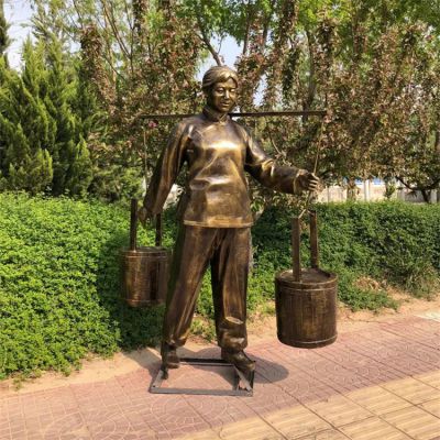 挑水的婦女，玻璃鋼仿銅勞動人物民俗生活雕塑