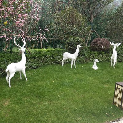 玻璃鋼白色鹿雕塑，小區(qū)園林草坪動(dòng)物擺件