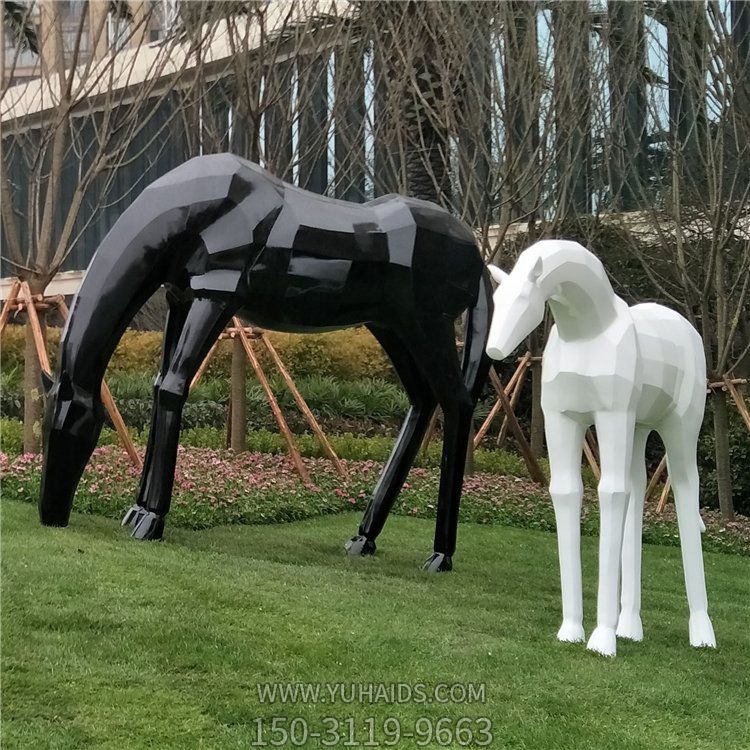 玻璃鋼馬兒，抽象塊面馬雕塑，黑白兩色，可改色