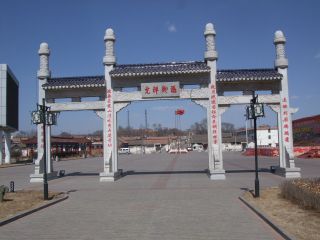 農(nóng)村石牌坊多少錢(qián)-河北村口大門(mén)石門(mén)樓圖片結(jié)構(gòu)設(shè)計(jì)制作造價(jià)
